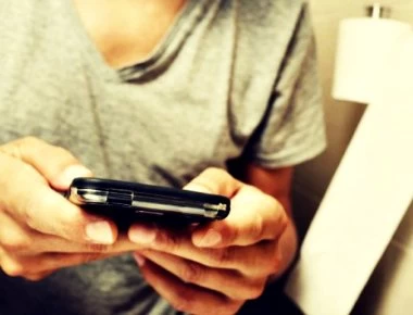 Χρησιμοποιείτε το κινητό σας ενώ είστε στην τουαλέτα; - Τα αρνητικά αυτής της συνήθειας